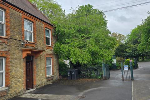 4 bedroom semi-detached house to rent, Winns Avenue, London E17