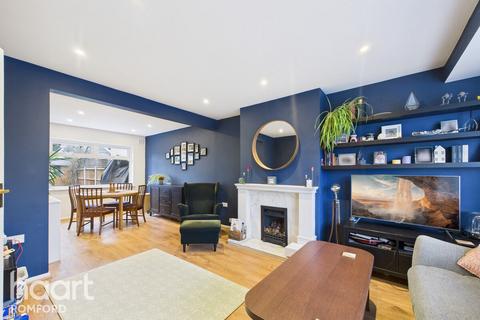 3 bedroom terraced house for sale, Lilliput Road, Romford, RM7 0BJ