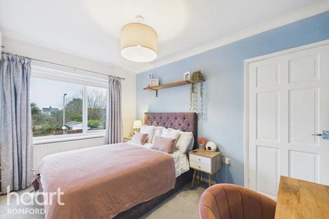 3 bedroom terraced house for sale, Lilliput Road, Romford, RM7 0BJ