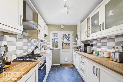 3 bedroom terraced house for sale, Lilliput Road, Romford, RM7 0BJ