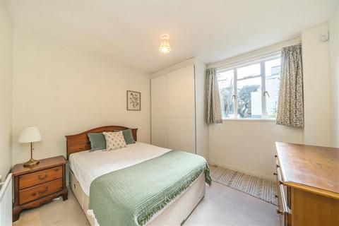 2 bedroom flat to rent, Thurleigh Court, London SW12