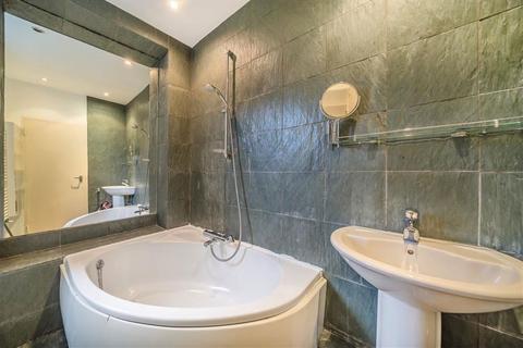 2 bedroom flat to rent, Thurleigh Court, London SW12