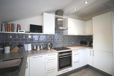2 bedroom house to rent, Doods Road, Reigate, RH2