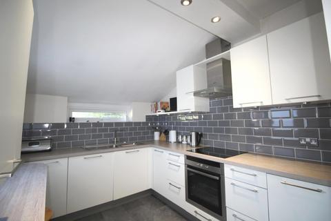2 bedroom house to rent, Doods Road, Reigate, RH2