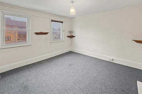 2 bedroom flat to rent, High Street, Great Wakering, Essex