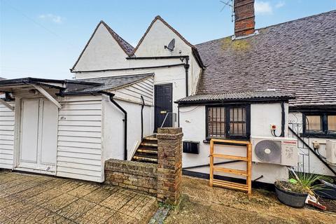 2 bedroom flat to rent, High Street, Great Wakering, Essex