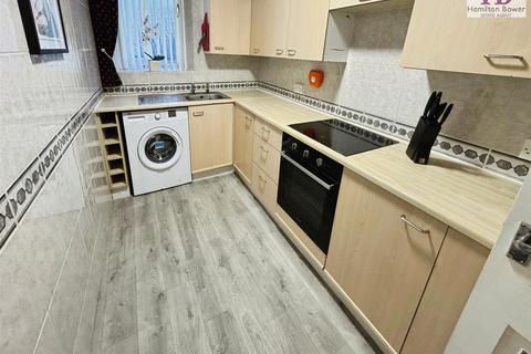 2 bedroom flat to rent, Bingley Road, Shipley