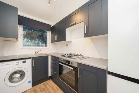 2 bedroom flat to rent, Somercoates Close, Barnet EN4