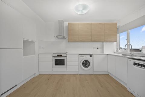 2 bedroom flat to rent, West Heath Avenue, London, NW11