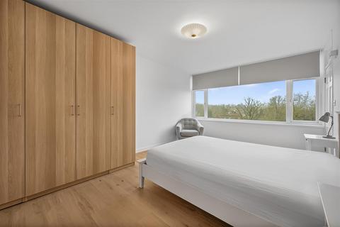 2 bedroom flat to rent, West Heath Avenue, London, NW11