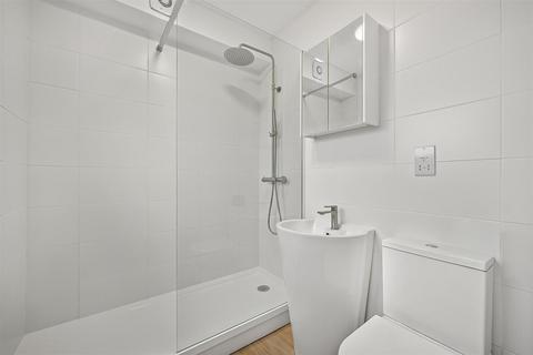 2 bedroom flat to rent, West Heath Avenue, London, NW11