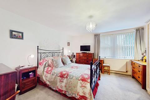 1 bedroom flat for sale, The Lawn, Burley in Wharfedale, LS29