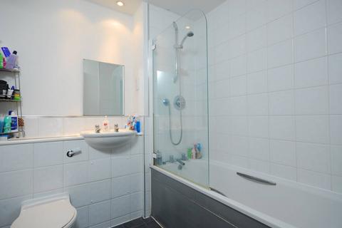 2 bedroom flat to rent, Barrington Court, Stockwell, London, SW4