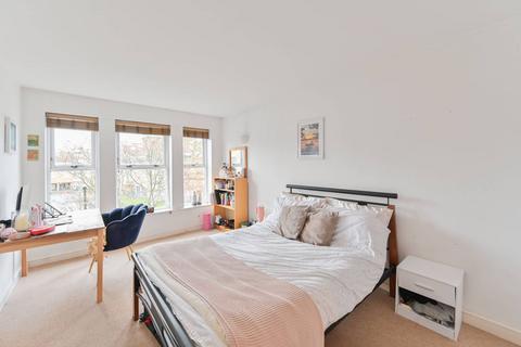 2 bedroom flat to rent, Barrington Court, Stockwell, London, SW4