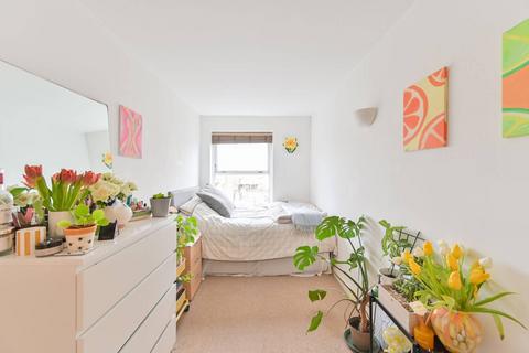 2 bedroom flat to rent, Barrington Court, Stockwell, London, SW4