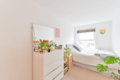 2 bedroom flat to rent, Barrington Court, Stockwell, London, SW4