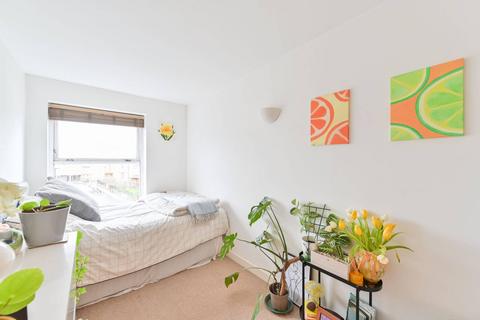 2 bedroom flat to rent, Barrington Court, Stockwell, London, SW4