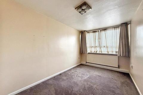 2 bedroom flat for sale, Baird Avenue, Southall, UB1 3LU