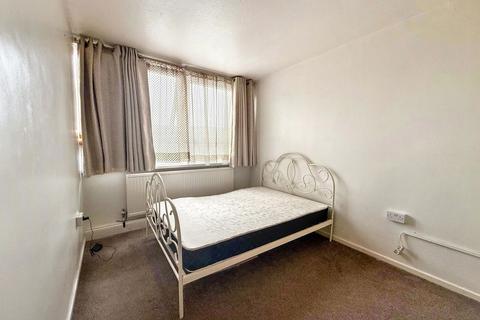 2 bedroom flat for sale, Baird Avenue, Southall, UB1 3LU