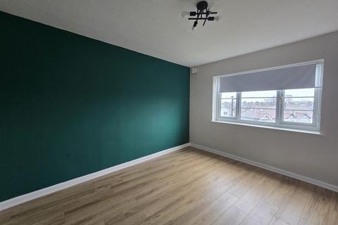 2 bedroom flat to rent, High Street South, London