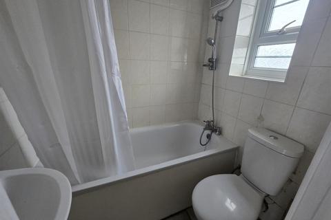 2 bedroom flat to rent, High Street South, London