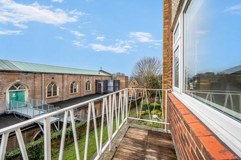 2 bedroom maisonette for sale, Amersham Hill, High Wycombe, Buckinghamshire
