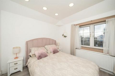 2 bedroom end of terrace house to rent, Derinton Road, London SW17