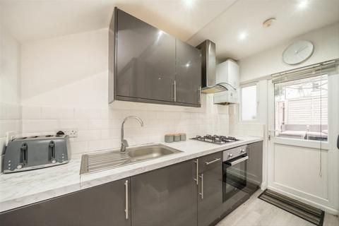 2 bedroom end of terrace house to rent, Derinton Road, London SW17