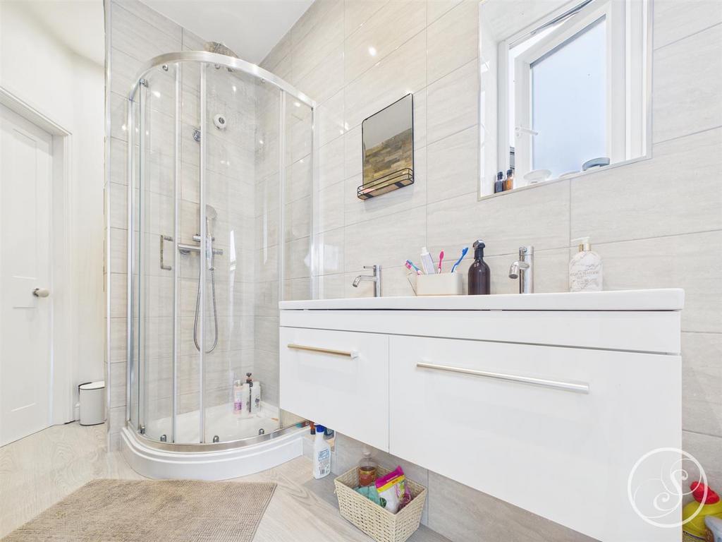 Jack and jill bathroom