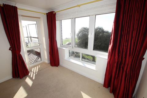 2 bedroom flat for sale, Knightsbridge Court, Connaught Gardens East, CO15