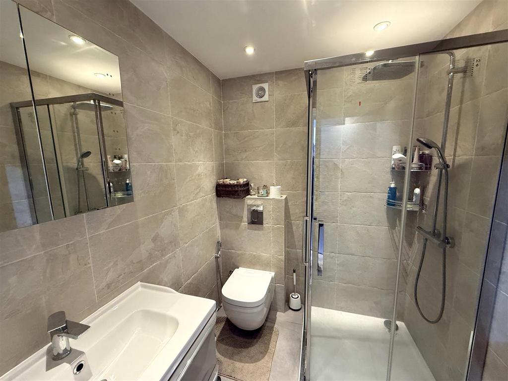 En-suite shower room to bed 1.jpeg