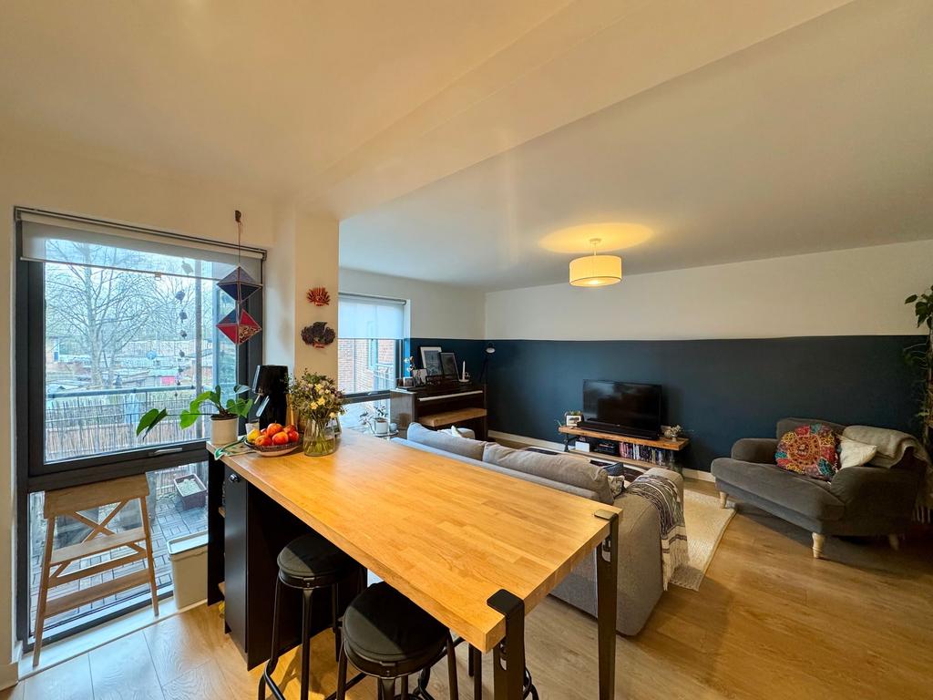 Open plan lounge/kitchen/dining area