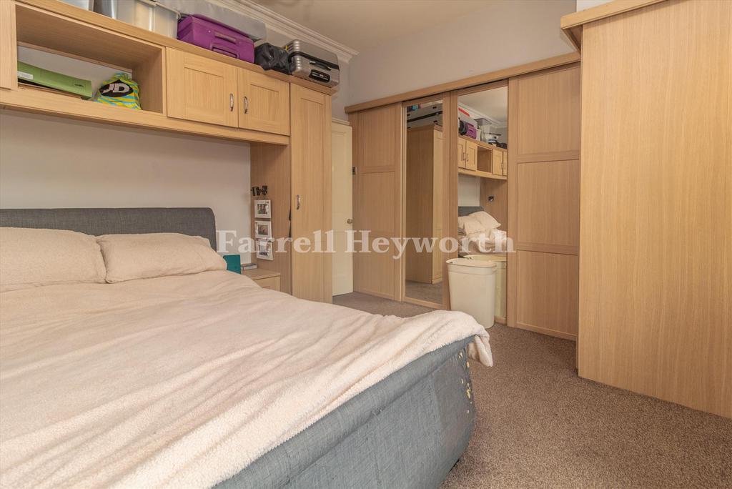 Bedroom 1 image 3