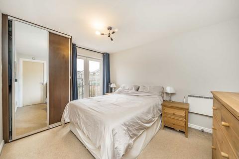 2 bedroom flat to rent, Garratt Lane, London SW18