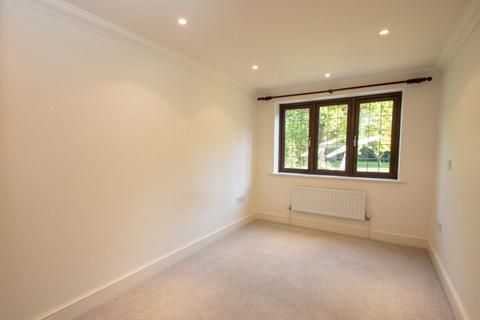 2 bedroom flat to rent, Paveley House, Chichester