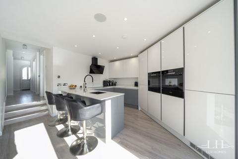 4 bedroom bungalow for sale, 7 Victor Gardens