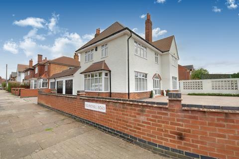 4 bedroom detached house for sale, Stoughton Drive North, Leicester LE5