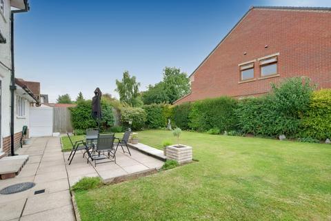 4 bedroom detached house for sale, Stoughton Drive North, Leicester LE5