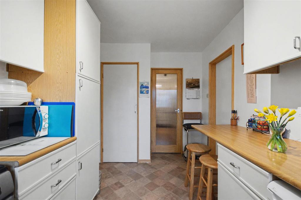 Kitchen 2.jpeg