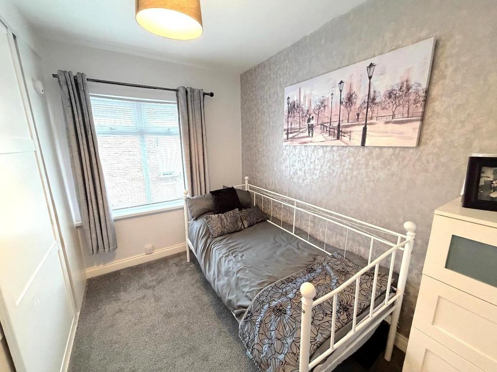 Bedroom (rear)