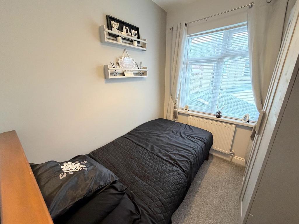 Bedroom (rear)