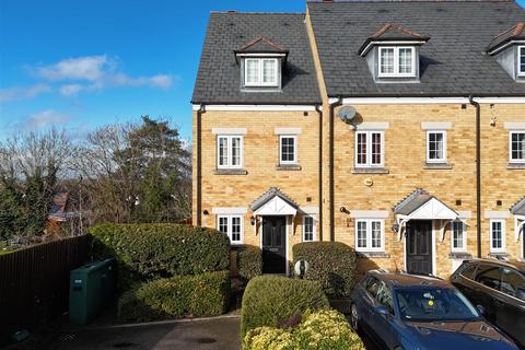4 bedroom house to rent, Riverstone Close, Harrow