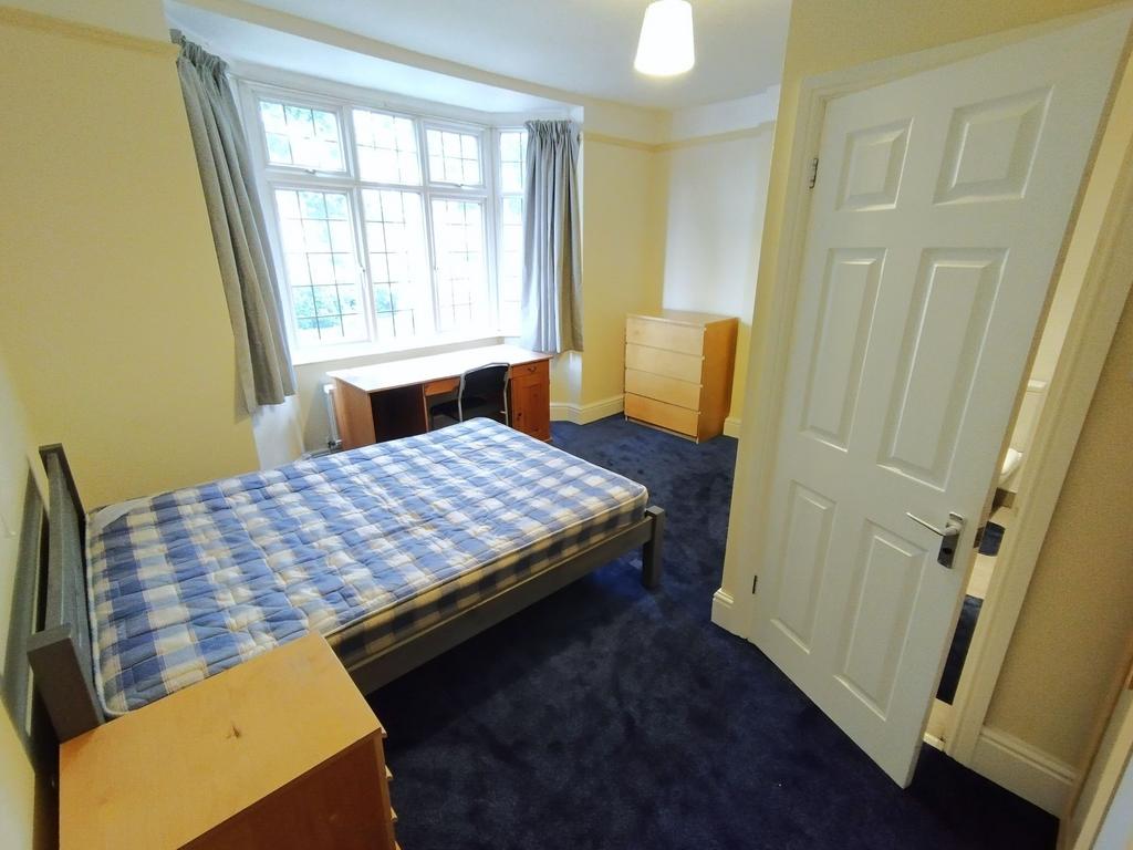 Bright double bedroom with a large bay window, ...