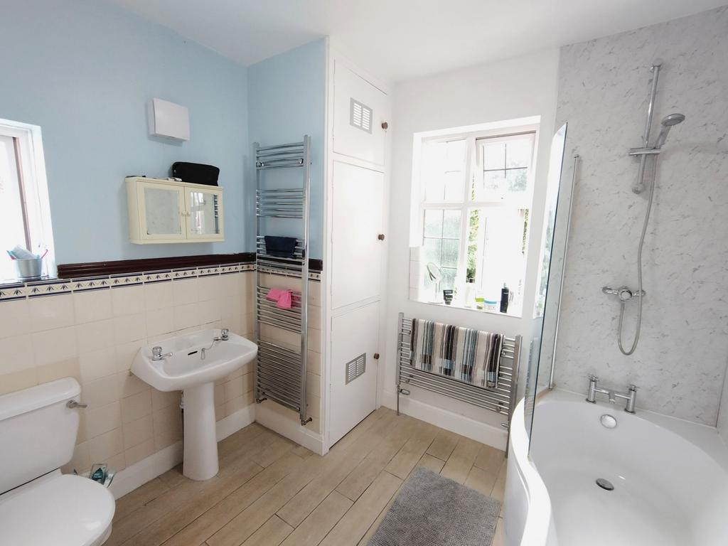 Bright, well-maintained bathroom with a modern ...