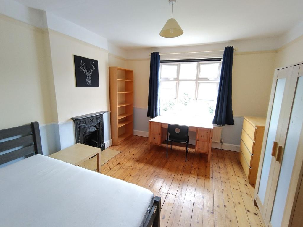Bright, neatly presented double bedroom with wo...