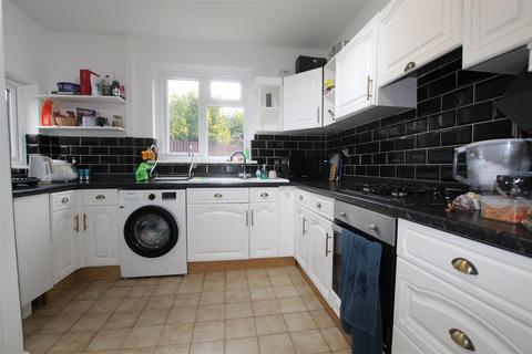 3 bedroom end of terrace house to rent, Burns Road, Eastleigh