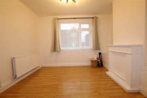 3 bedroom end of terrace house to rent, Burns Road, Eastleigh