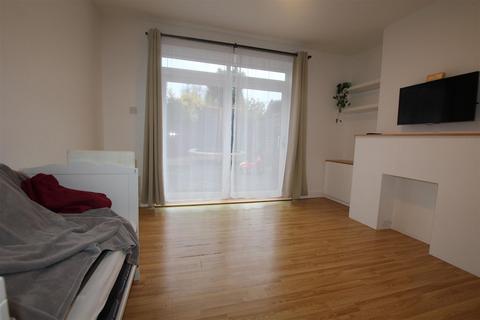 3 bedroom end of terrace house to rent, Burns Road, Eastleigh