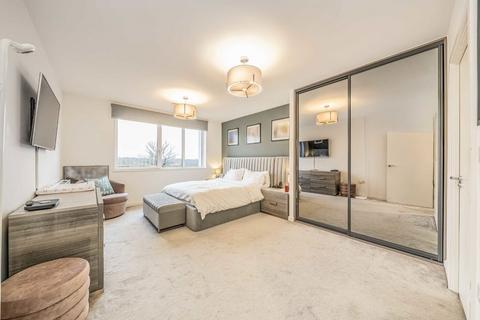 2 bedroom flat for sale, Cornforth Lane, London NW7