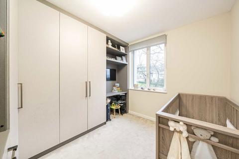 2 bedroom flat for sale, Cornforth Lane, London NW7